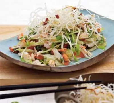 Вьетнамский крабовый салат с жареной вермишелью