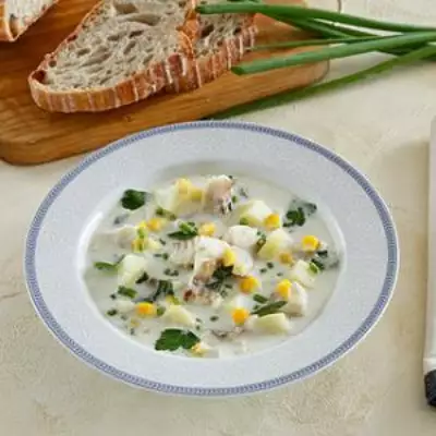Рыбный суп с петрушкой, картофелем и кукурузой в мультиварке