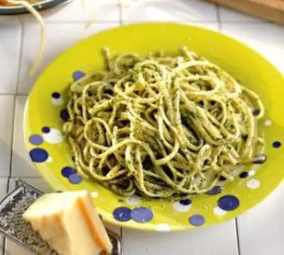Спагетти с песто из зеленого горошка