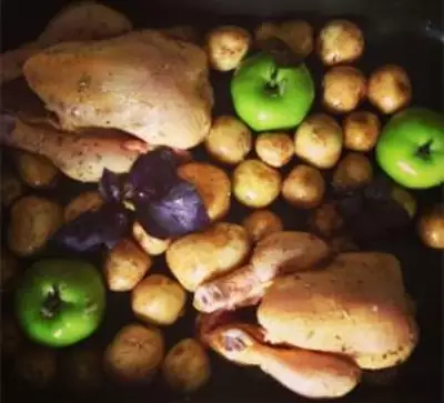 Мини цыплята запеченные с яблоками картофелем и розмарином