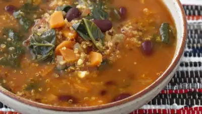 Суп из фасоли с киноа и шпинатом