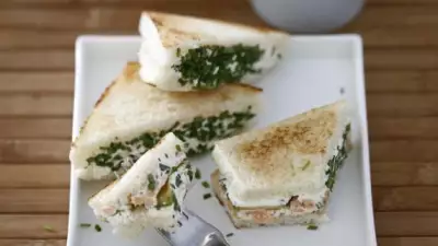 Сэндвичи с сыром, огурцами и копченым лососем
