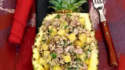 Салат с курицей и ананасом