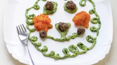 Фрикадельки с овощами и шпинатным соусом