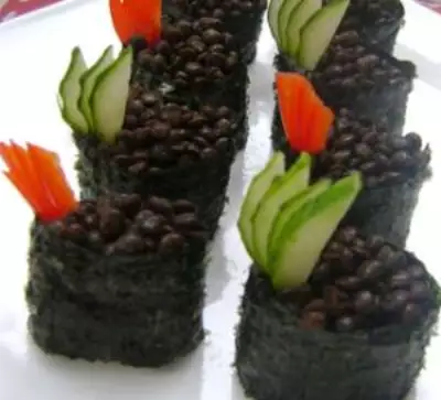 Гункан суши с черной чечевицей