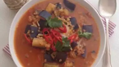 Густой суп из баклажанов с томатами и красной чечевицей