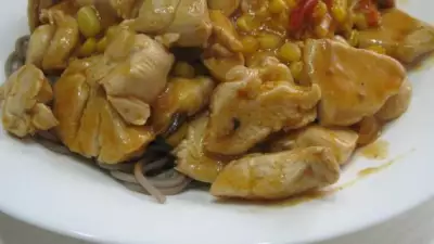 Курица в китайском соусе с лапшой соба величественная особа