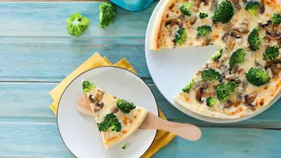 Белая пицца с брокколи и грибами