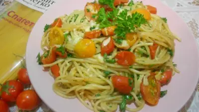 Спагетти с помидорами-черри