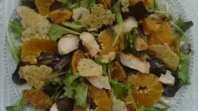 Салат с мандаринами, курицей и сырными чипсами