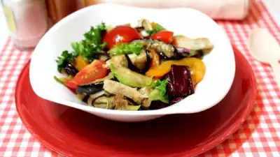 Салат с курицей и овощами гриль