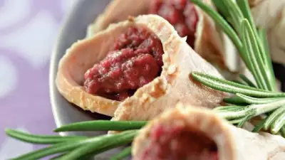 Конвертики из свинины с вишневым соусом