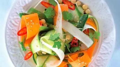 Салат из овощной «лапши» дайкон