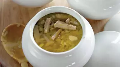 Горшочек супа из индейки с перловой крупой, луком-пореем и кориандром