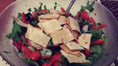Салат фатуш с хрустящими чипсами из лаваша