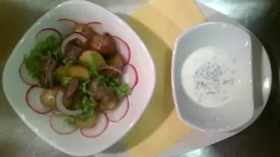 Жаренная картошечка с маринованными грибами и салатом фризе