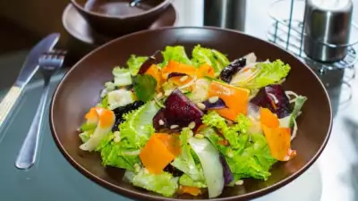 Салат с овощными чипсами и тыквой