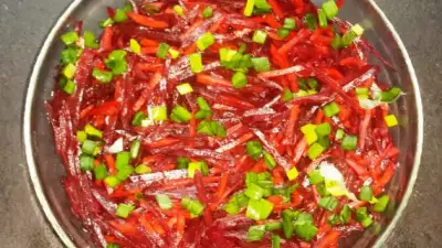 Постный салат из свеклы и моркови "По-корейски"