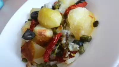 Картофель с маслинами, сушеными томатами и ароматными травами