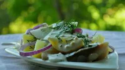 Картофельный салат с сельдью яйцом и йогуртово горчичной заправкой