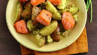 Салат из картофеля с лососем и щавелем