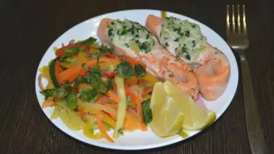 Кармашки из лосося с овощным соте