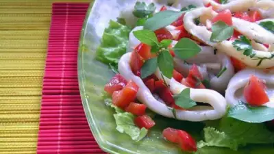 Салат из кальмара с сальсой из перцев и томатов
