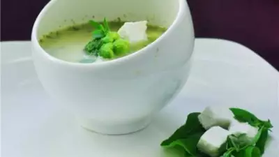 Суп с брокколи жареным чесноком и фетой