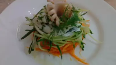 Слоенный салат с кальмаром и овощами