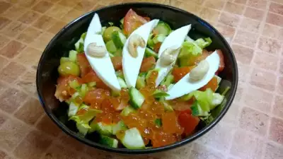 Овощной салат с каперсами, адыгейским сыром, кешью и красной икрой фото