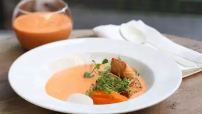 Морковный суп с копченым лососем
