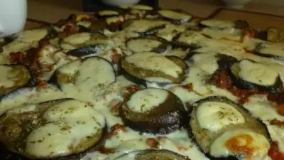 Мясная пицца с баклажанами и брынзой