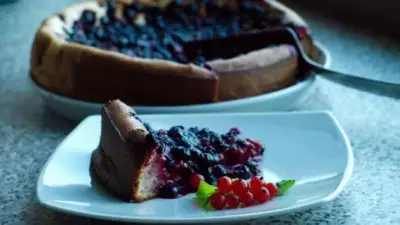 Творожный пирог с черносмородиновым сердцем