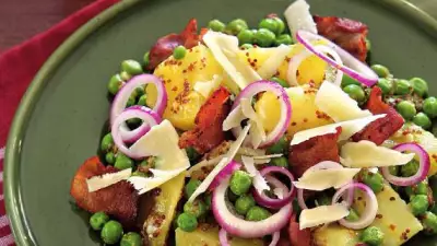 Картофельный салат с зеленым горошком и беконом
