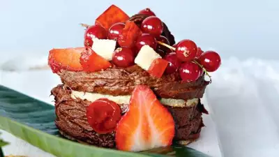 Фитнес пирожное из миндального бисквита с бананово шоколадным кремом и ягодным желе
