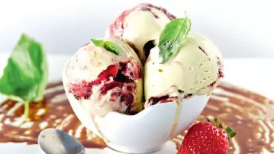 Мороженое из базилика с клубнично бальзамиковым соусом