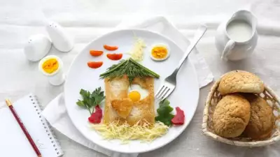 Гренка с перепелиным яйцом и овощами