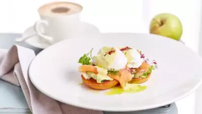 Яйцо пашот с малосольным лососем на булочке бриошь под соусом берблан