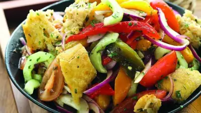 Салат из печеных и свежих овощей с чиабаттой