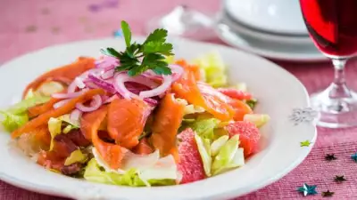 Салат с красной рыбой и цитрусовыми фото
