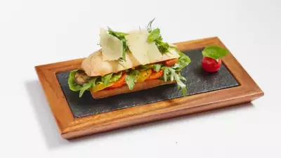 Горячий бутерброд баня с овощами и песто