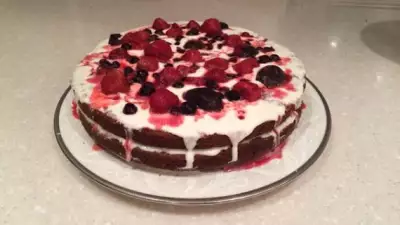 Шоколадный торт с кремом и ягодами