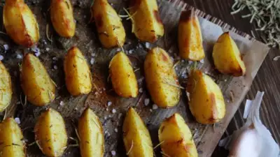 Запечёный картофель с розмарином паприкой и чесноком