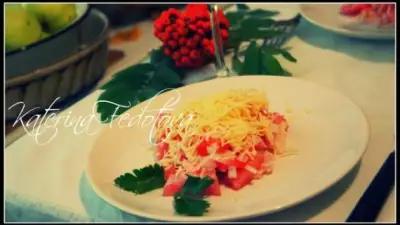 Салат из крабового мяса, томатов и сыра
