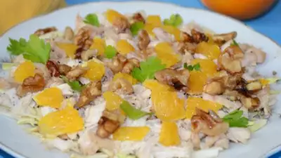 Салат с курицей, апельсином и карамелизированными орехами