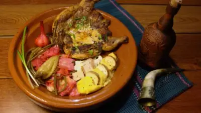 Цыпленок на кеци с полентой и сливочным соусом Айоли