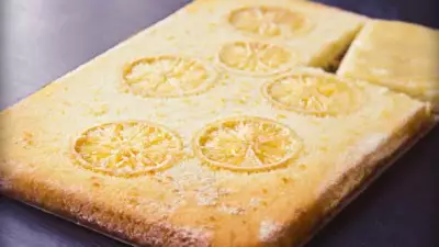 Лимонный пирог с кремом и ароматным сиропом