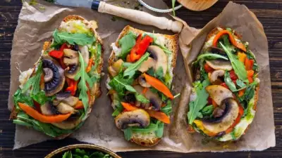 Горячие бутерброды с грибами перцем и песто
