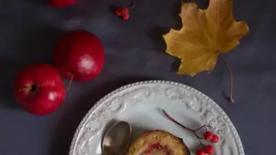 Осенний рулет с яблочным пюре брусникой и шоколадом