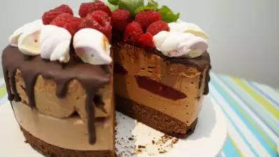 Шоколадный торт суфле с малиновым конфи